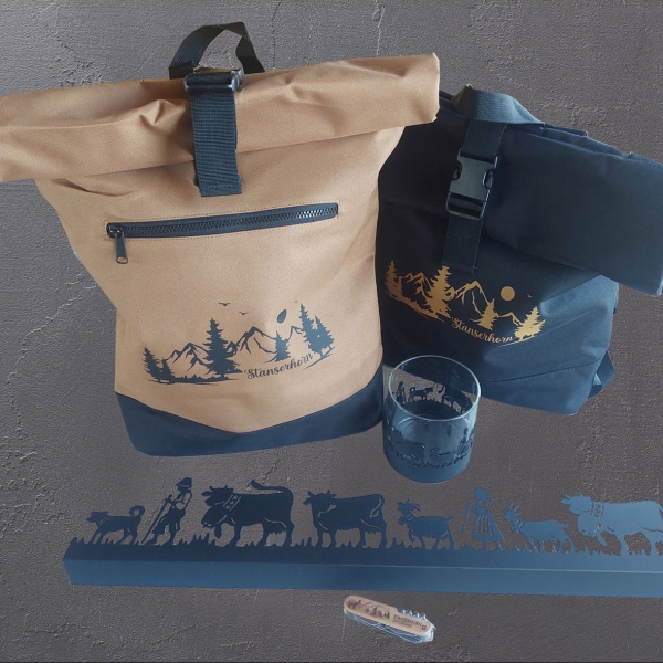 Rucksäcke schwarz und beige, Kerzenlicht